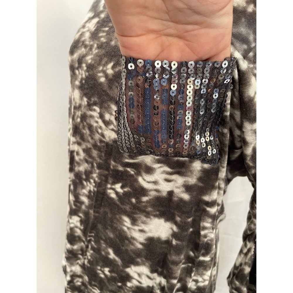 Day Trip Gray/White Abstract Tie Dye Sequin Accented Pockets & 3/4 Sleeve Top - Picture 7 of 11